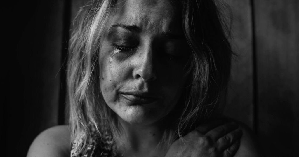 Mujer triste llorando