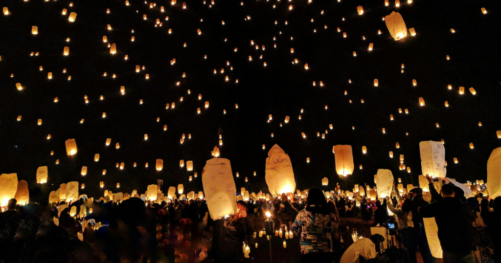 Multitud soltando linternas al cielo
