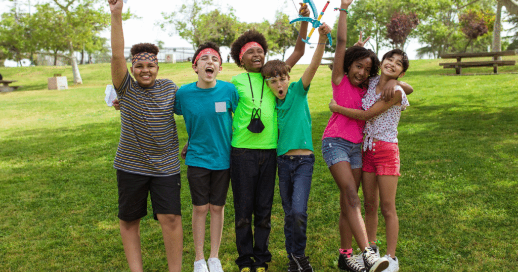Grupo ninos jugando parque