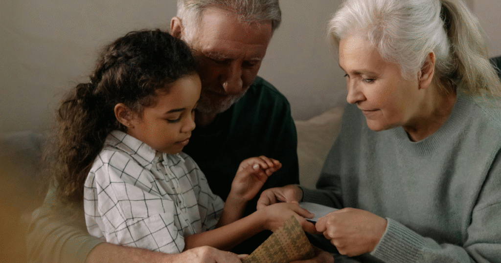 Abuelos nieta leyendo