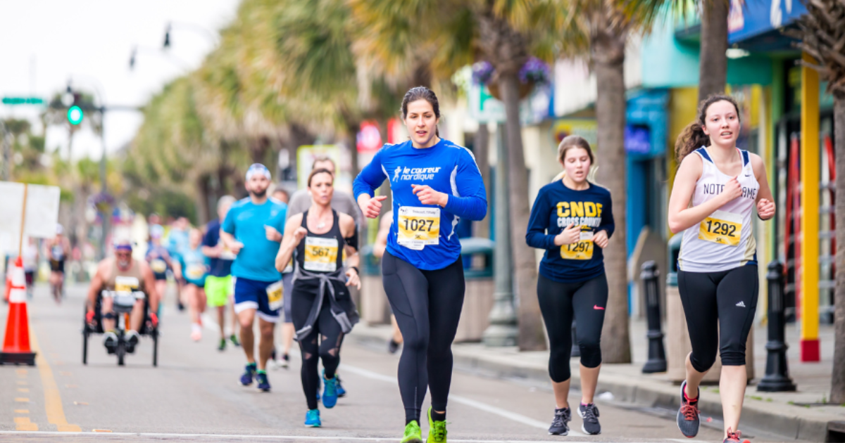 Diversos maratonistas en carrera