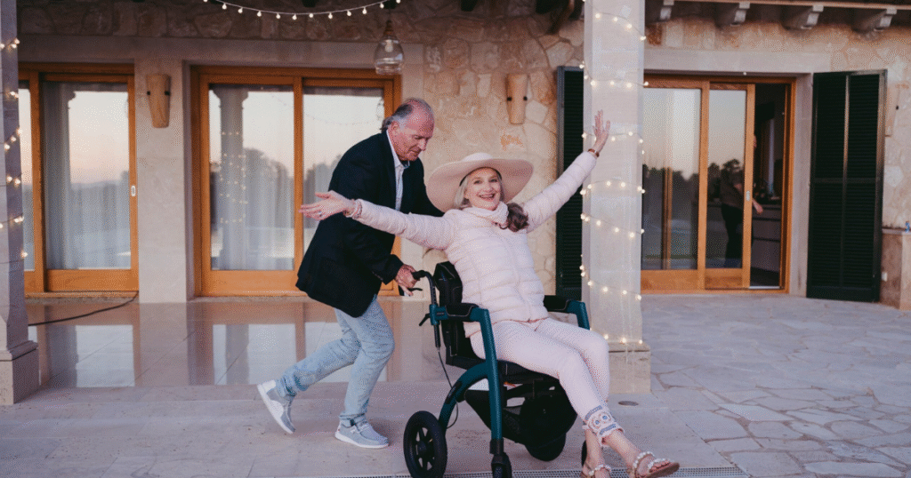 Adultos mayores en casa silla de ruedas