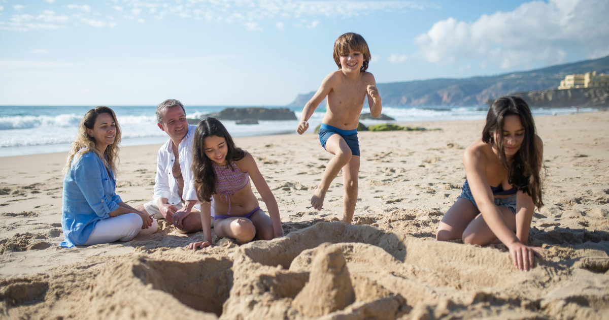 Familia ninos en la playa