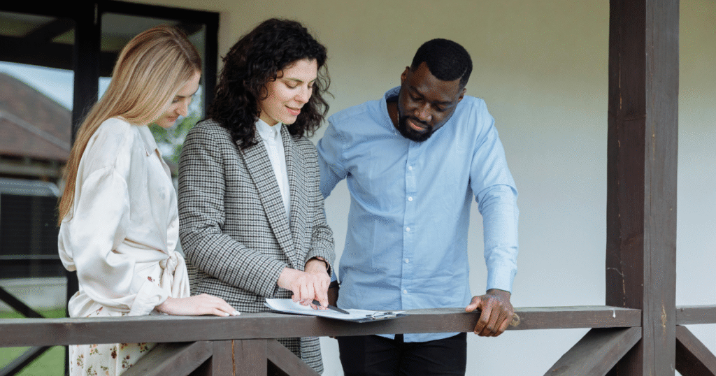 Agente bienes raices clientes satisfechos