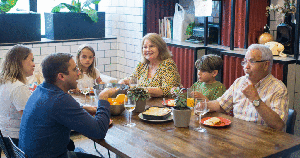 Familia latina comiendo en la mesa