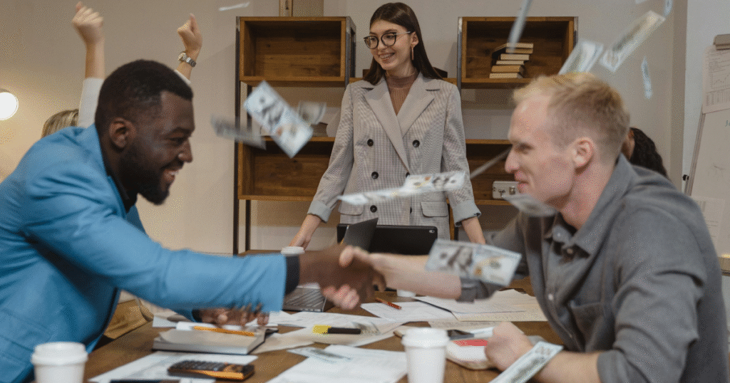 Trato cerrado dinero cayendo del cielo