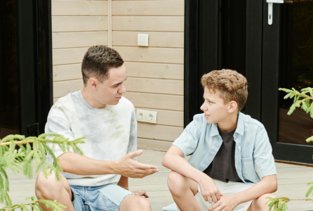 Hermanos hablando casa