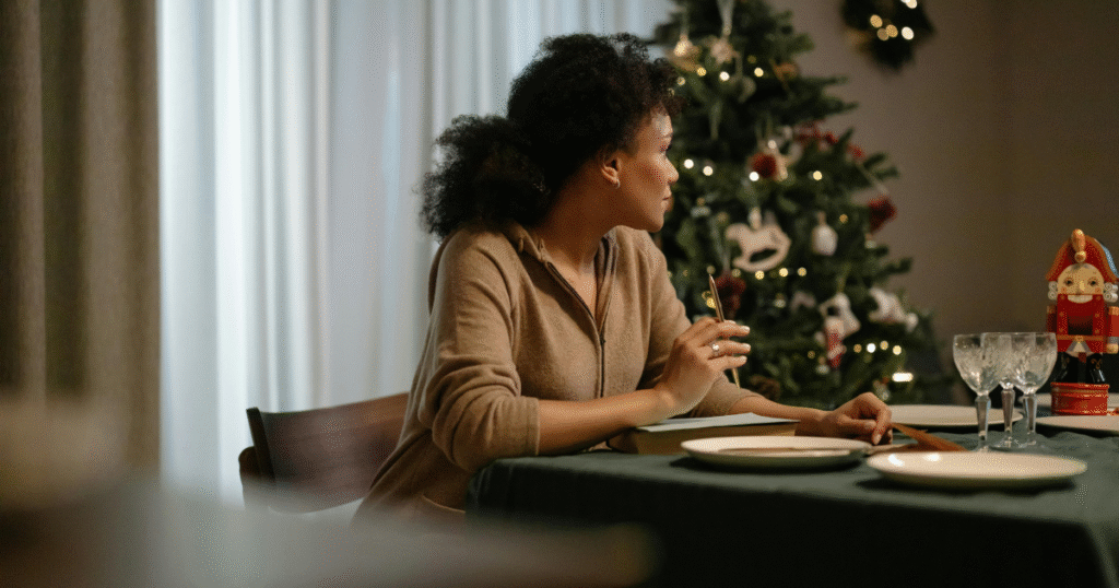 Mujer sola mirando arbol de navidad