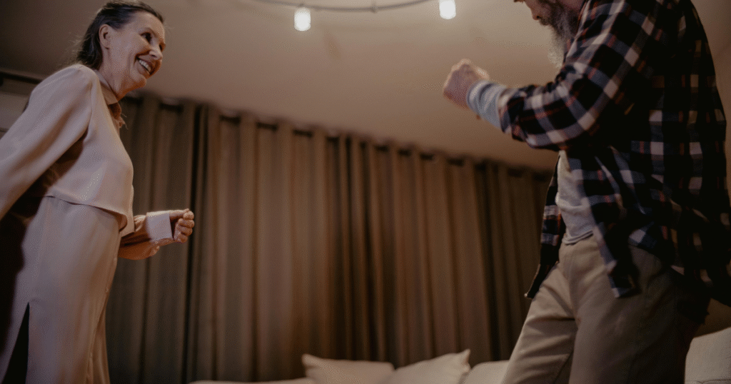 Pareja madura bailando sala hogar