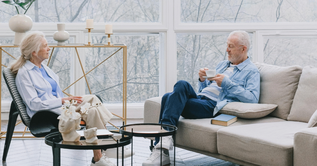 Pareja retirada conversando en su sala