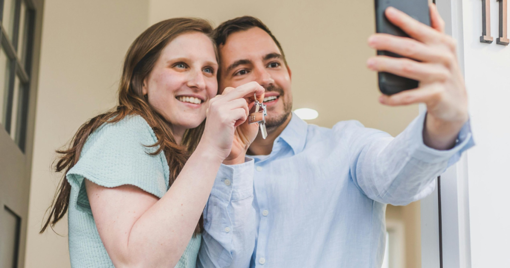 Pareja selfie llaves casa