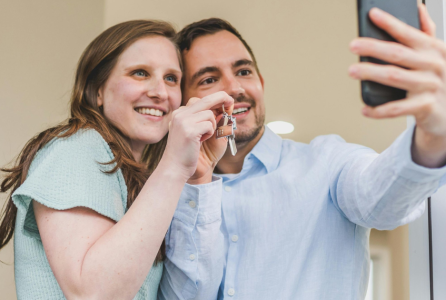 Pareja selfie llaves casa
