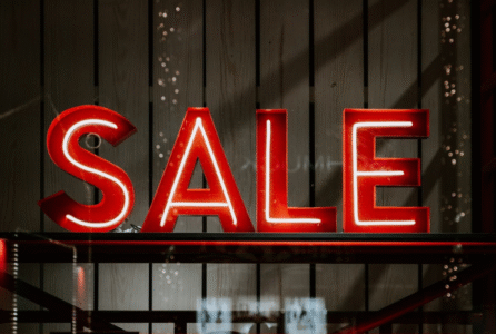 Letrero se vende rojo iluminado