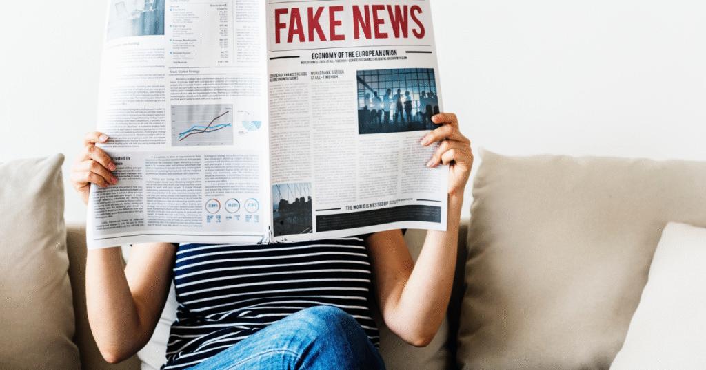 Mujer en sofa leyendo periodico