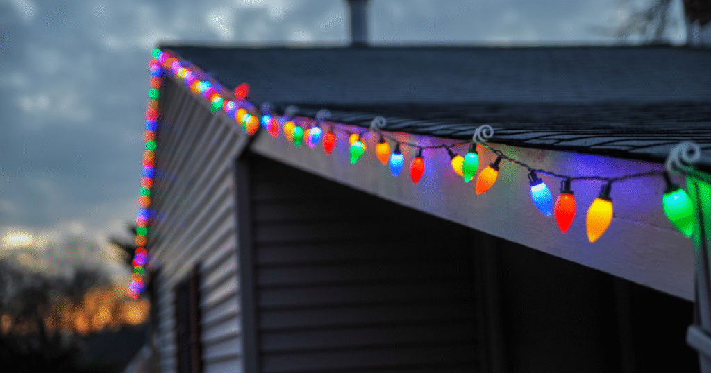 Alero de casa decorado luces navidad