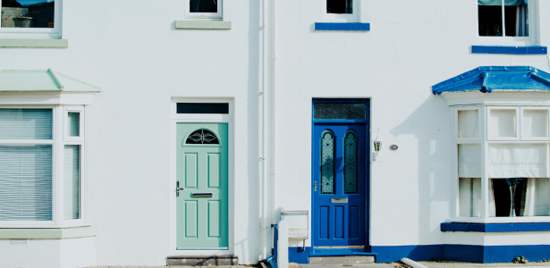 ¿Por qué dos casas similares se venden a precios distintos?